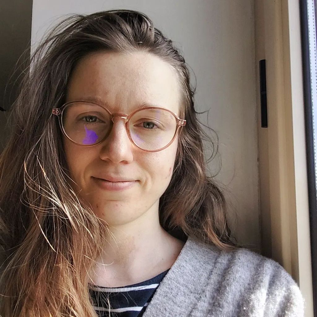 membre du comité du podcast Nos 2 centimes qui s’appelle Louise ré-écouteuse et responsable des descriptions du podcast Nos 2 centimes, Louise produit avec son équipe des épisodes de podcast autour de la vie relationnelle.