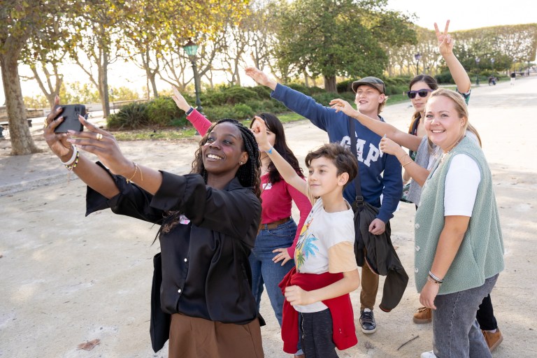 Groupe d’étudiants prenant un selfie pendant un jeu dans la ville