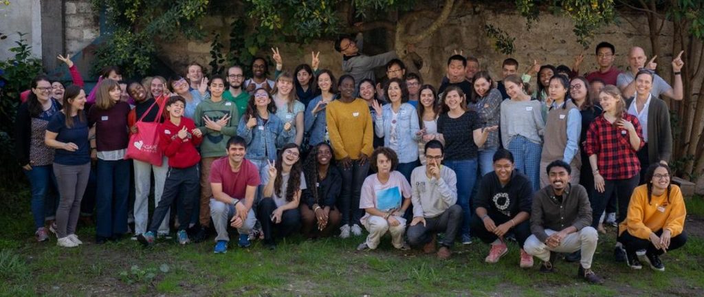 Groupe de 50 jeunes chrétiens rassemblés avec joie à la conférence étudiante